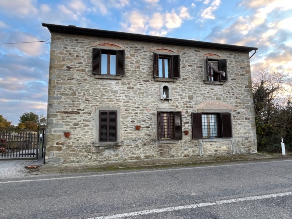 CASALE IN PIETRA CON ANNESSO E TERRENO CORTONA CAMPAGNA