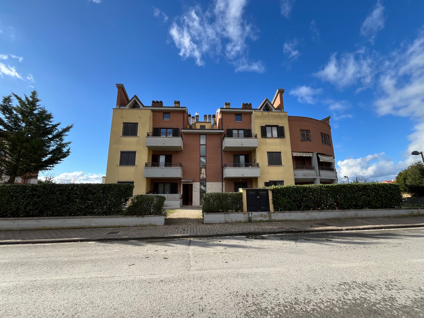 AV 1843_a_5_6 – 1 APPARTAMENTI ULTIMO PIANO CON MANSARDA E GARAGE CAMUCIA