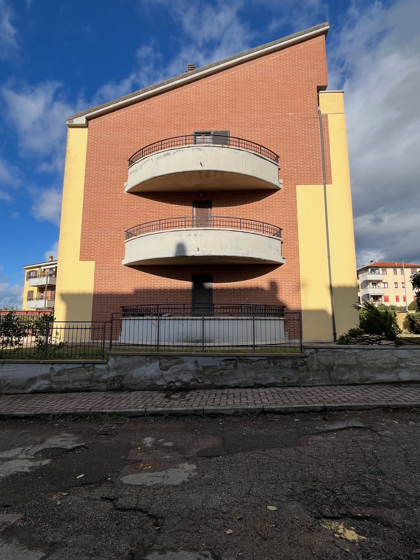 AV 1843_a_5_6 – 3 APPARTAMENTI ULTIMO PIANO CON MANSARDA E GARAGE CAMUCIA