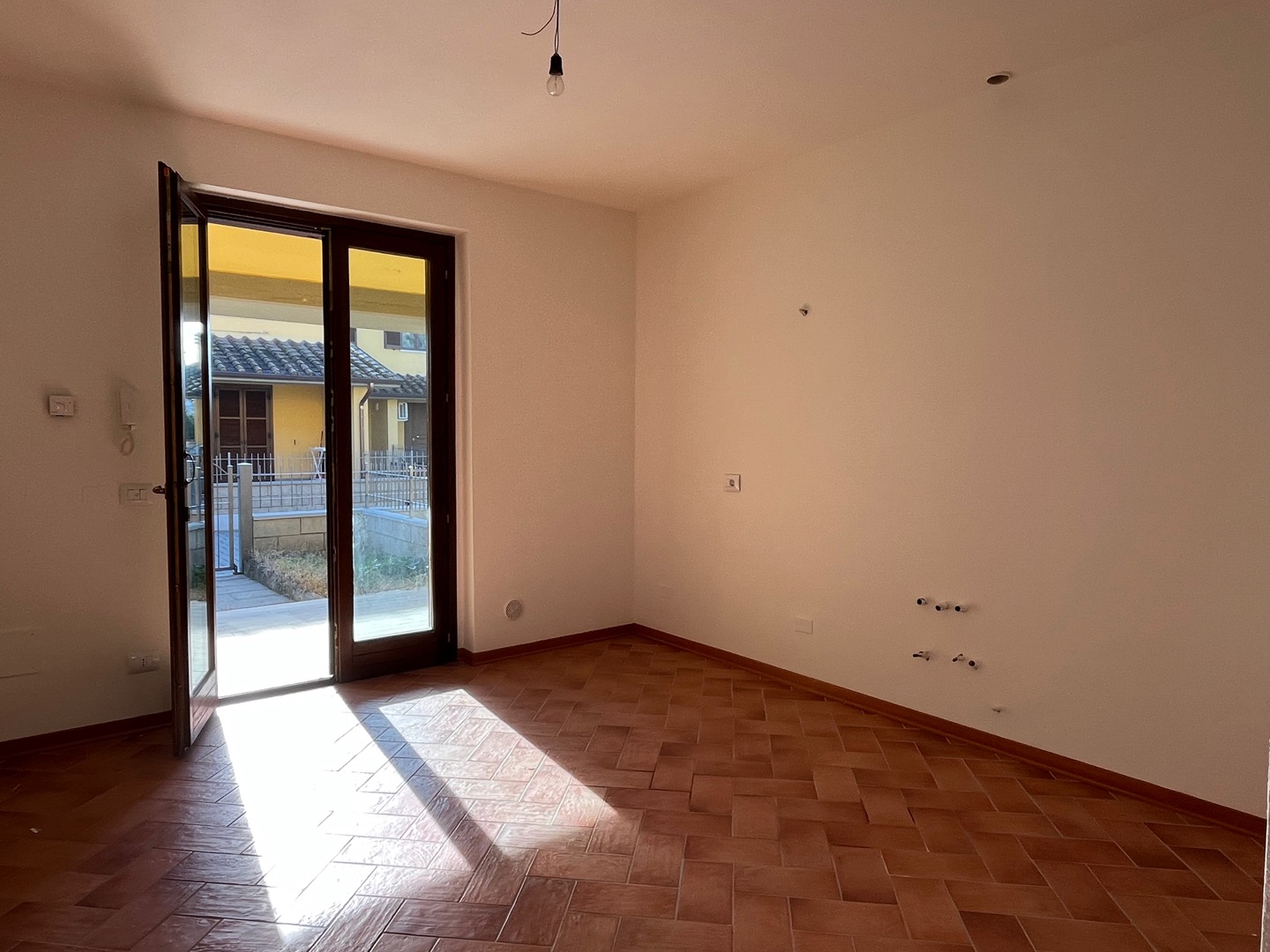 AV 1887_C – 15 Appartamento tipo villetta con giardino privato e garage