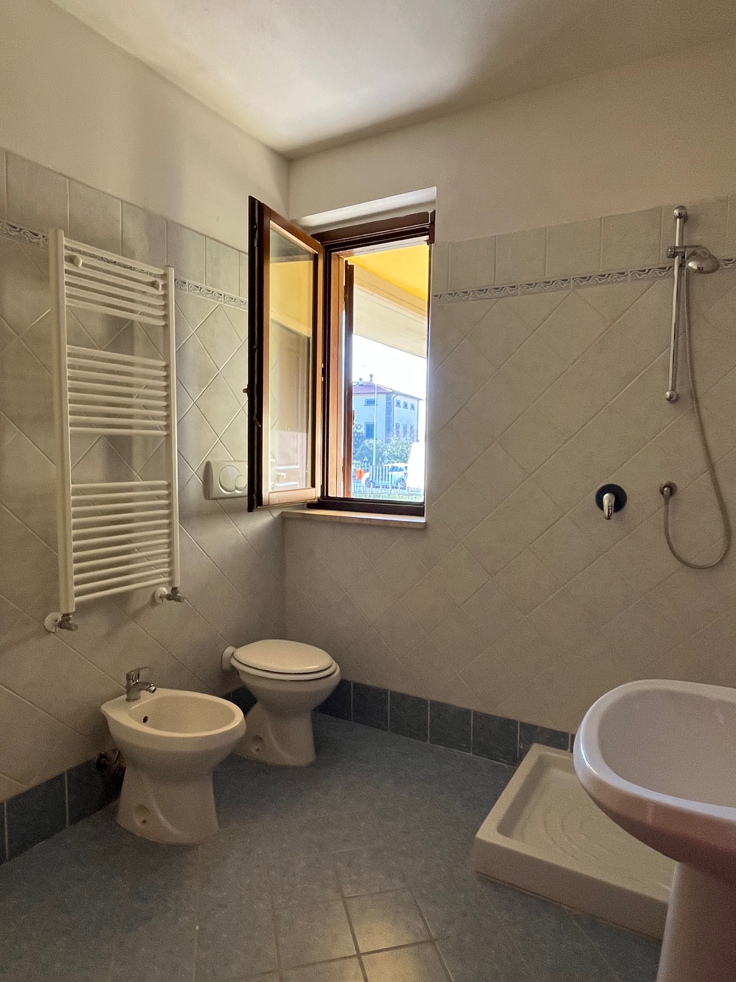 AV 1887_C – 17 Appartamento tipo villetta con giardino privato e garage