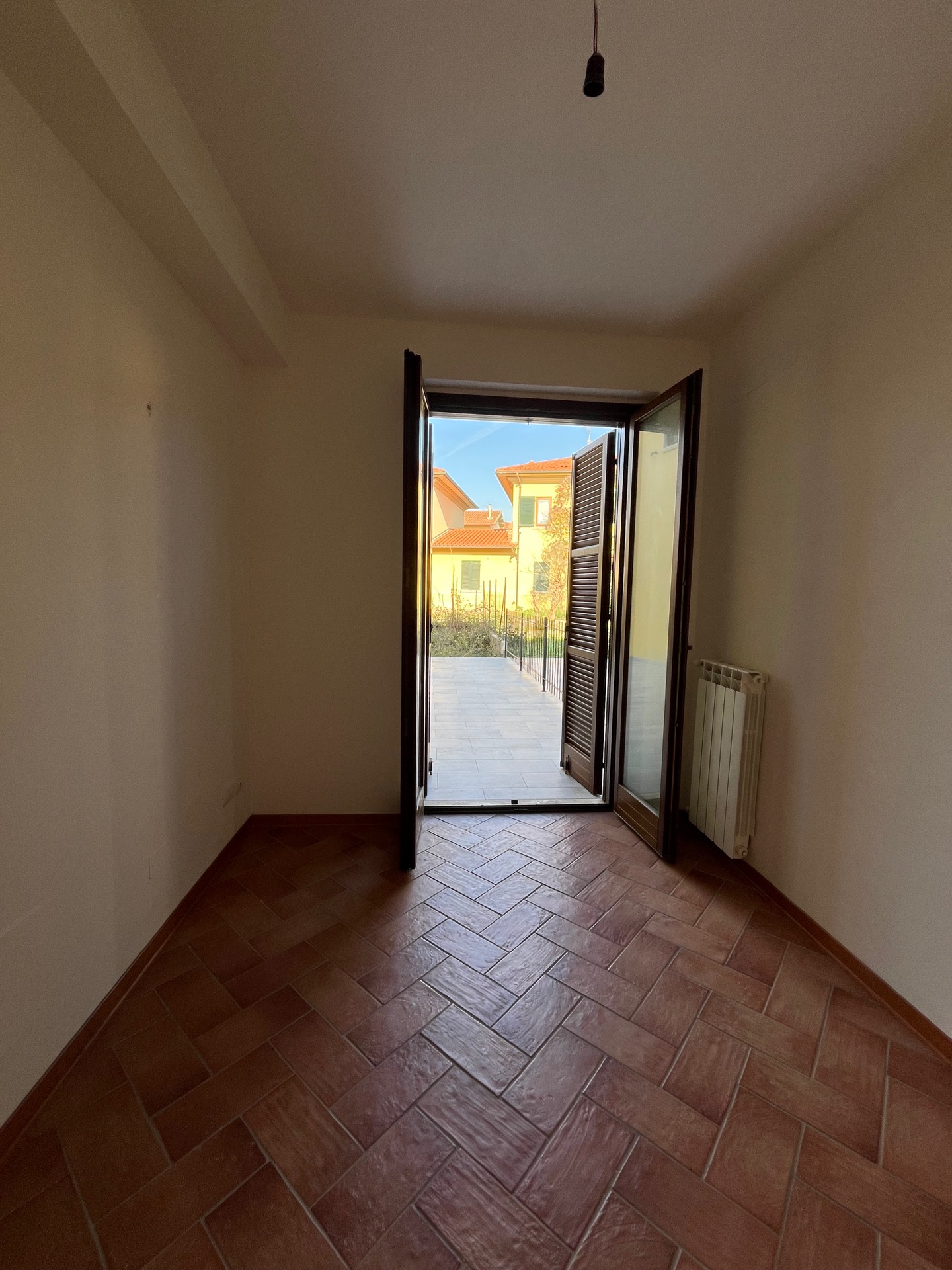 AV 1887_C – 22 Appartamento tipo villetta con giardino privato e garage