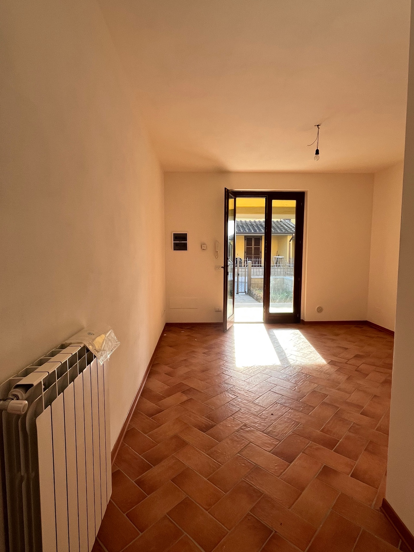 AV 1887_C – 25 Appartamento tipo villetta con giardino privato e garage
