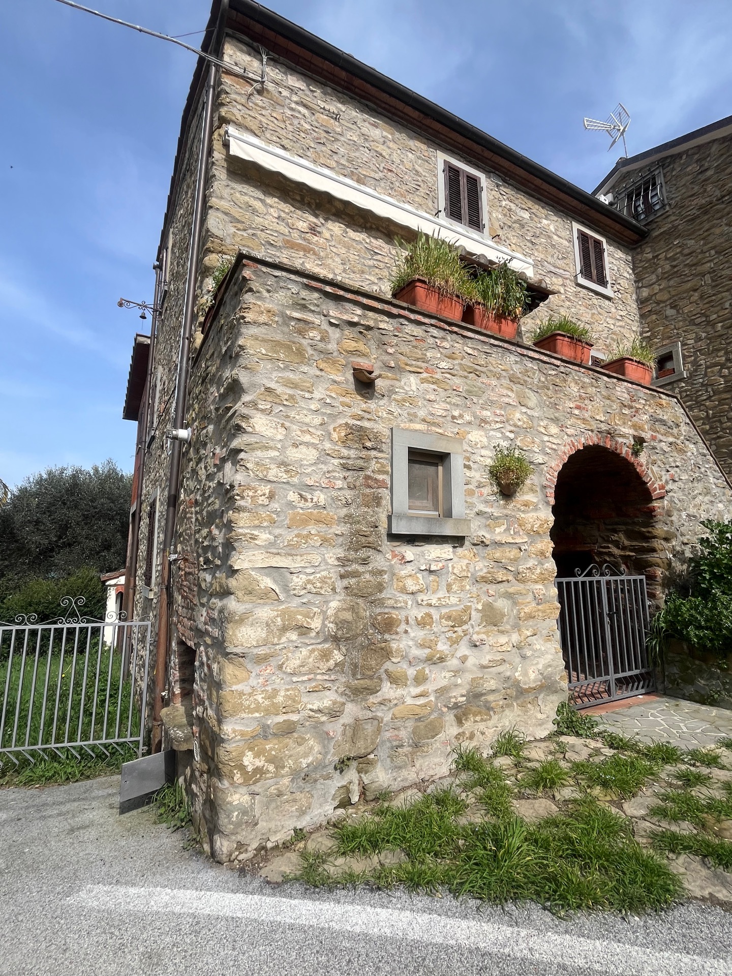 AV 1888 – 6 ABITAZIONE IN PIETRA TERONTOLA ALTA