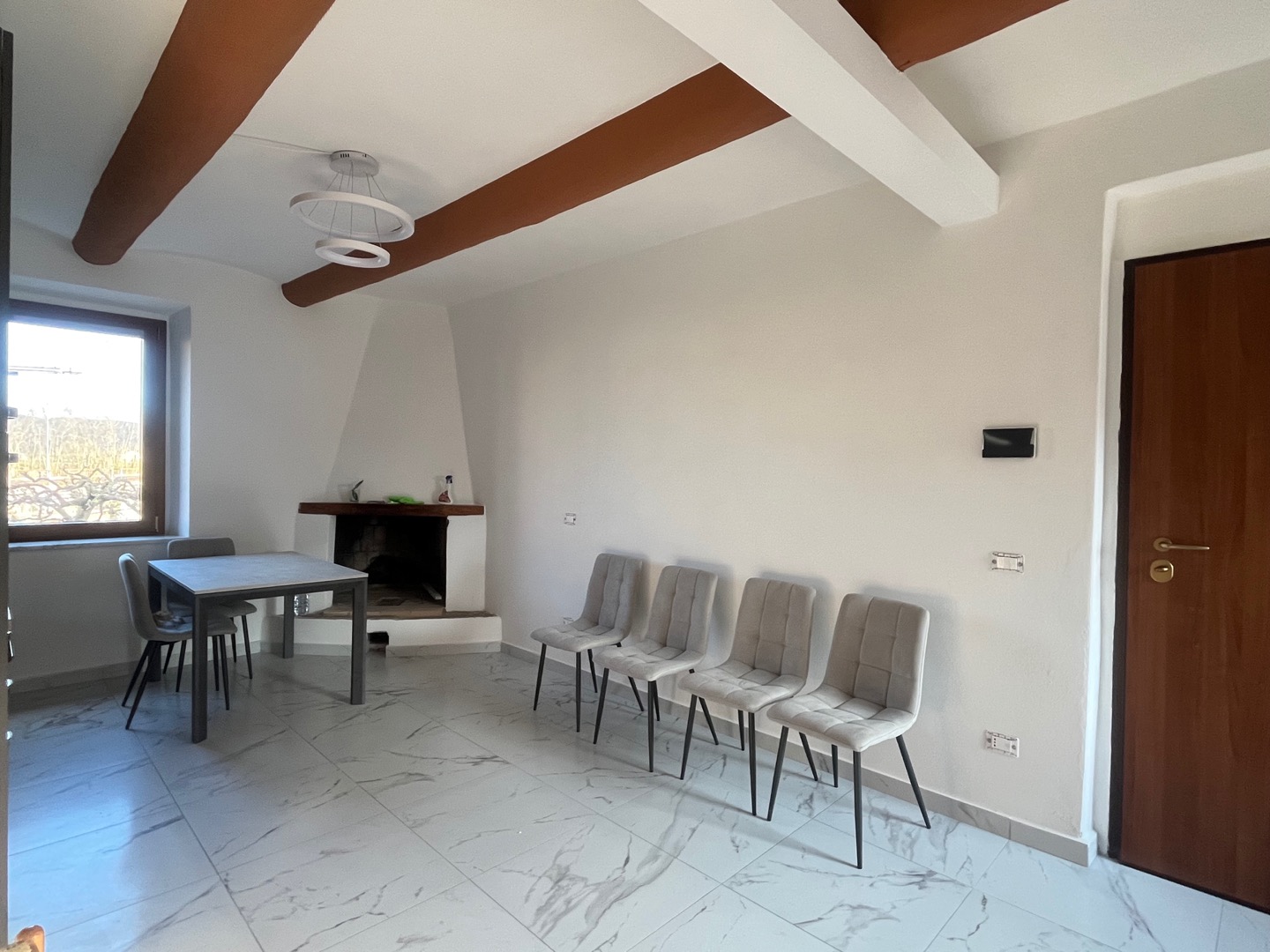 AV 1892 – 6 APPARTAMENTO RISTRUTTURATO CAMUCIA CENTRALE