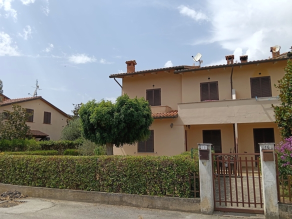 Appartamento con giardino – vista esterna della palazzina