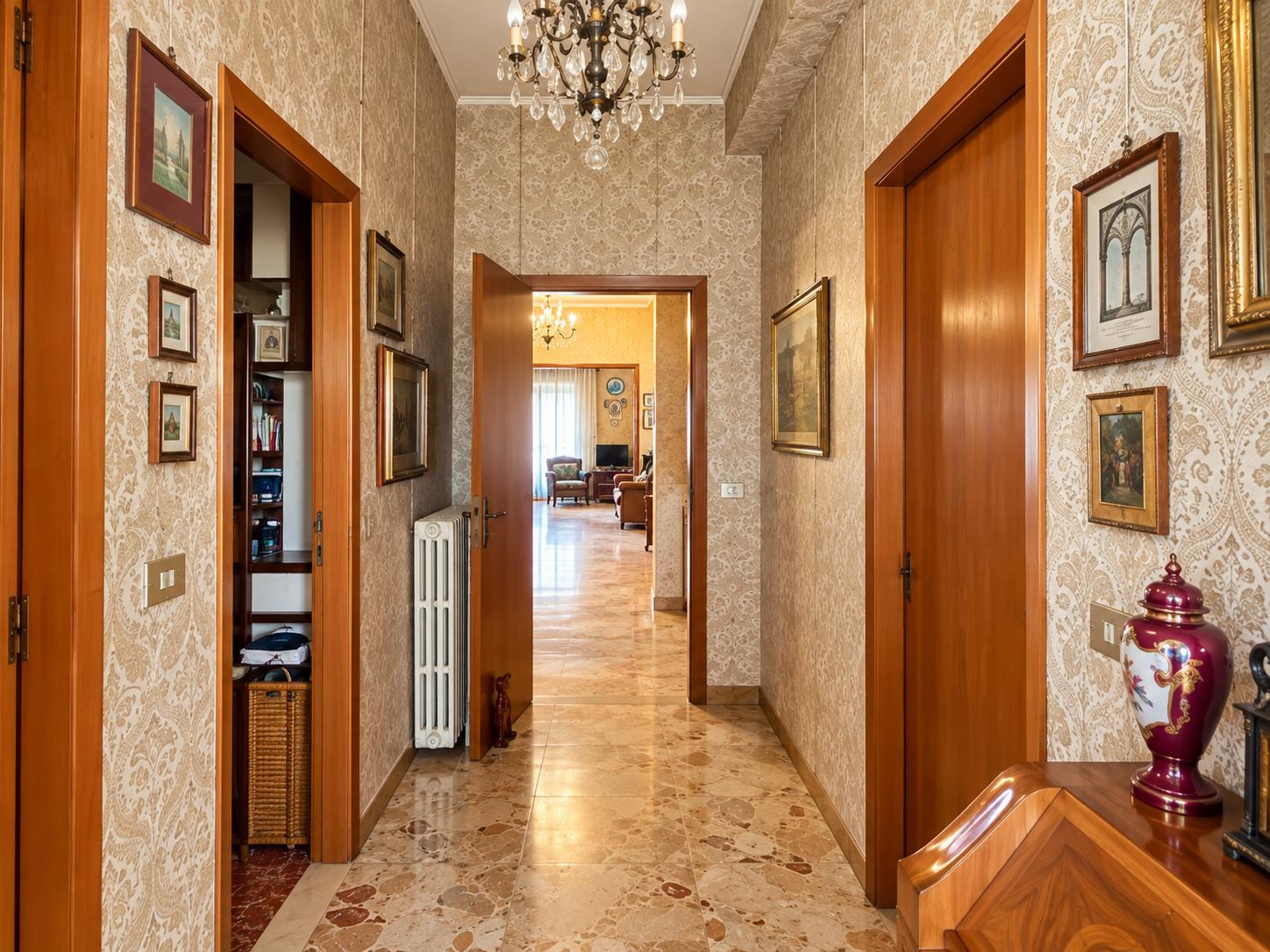 AV 1898_32 PROPRIETA’ CON ABITAZIONE E FONDI CAMUCIA CENTRO