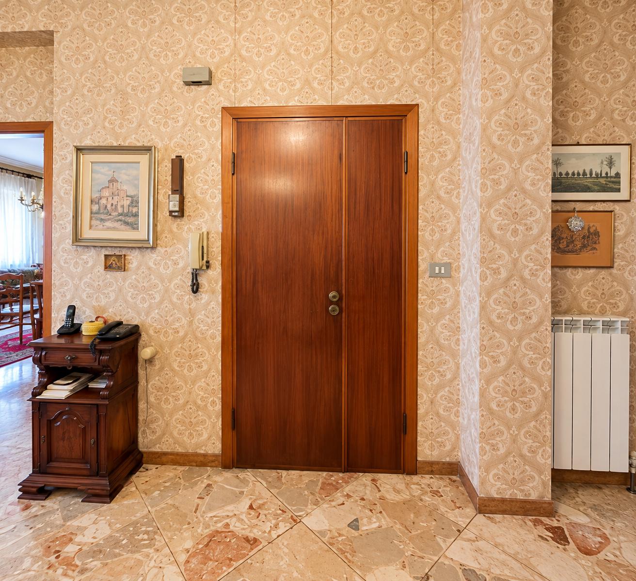 AV 1898_42 PROPRIETA’ CON ABITAZIONE E FONDI CAMUCIA CENTRO